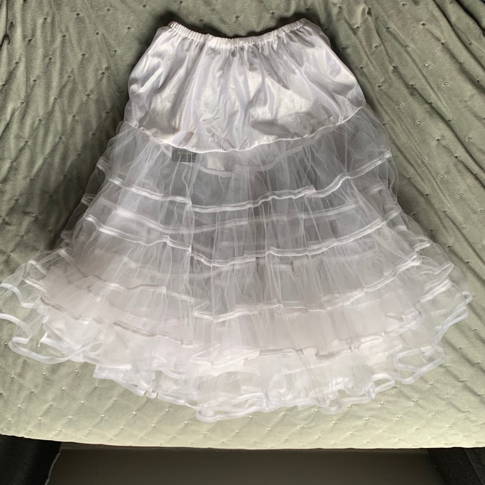 White women’s petticoat crinoline NWT